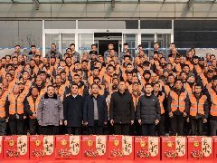 情系農(nóng)民工 蛇年送祝?！A兆控股為優(yōu)秀農(nóng)民工發(fā)放春節(jié)禮品